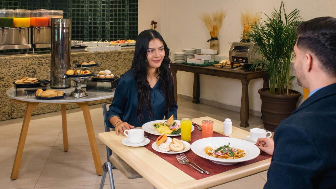 Hotel Guadalajara Plaza Expo Экстерьер фото